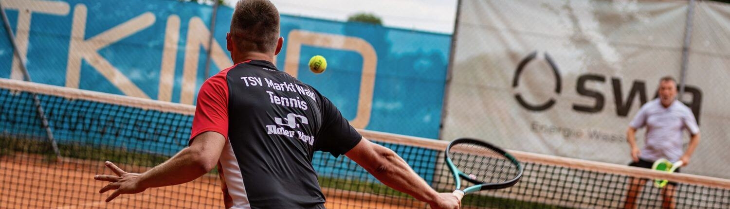 Tennisspieler im TSV Markt Wald Trikot während einem Punktspiel auf dem Tennisplatz