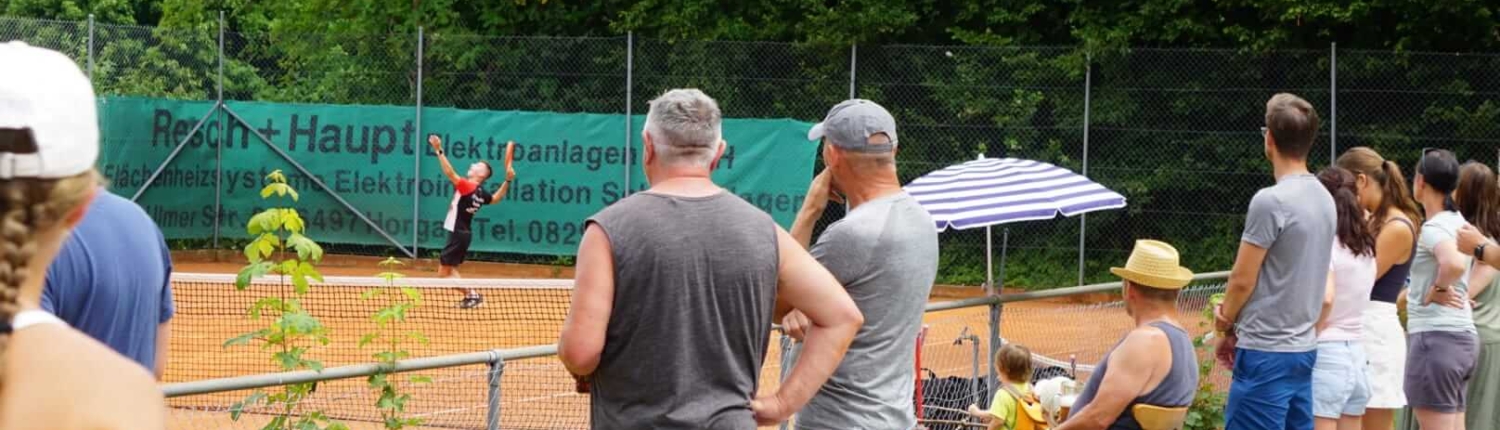 Tennisplatz Markt Wald bei einem Punktspiel